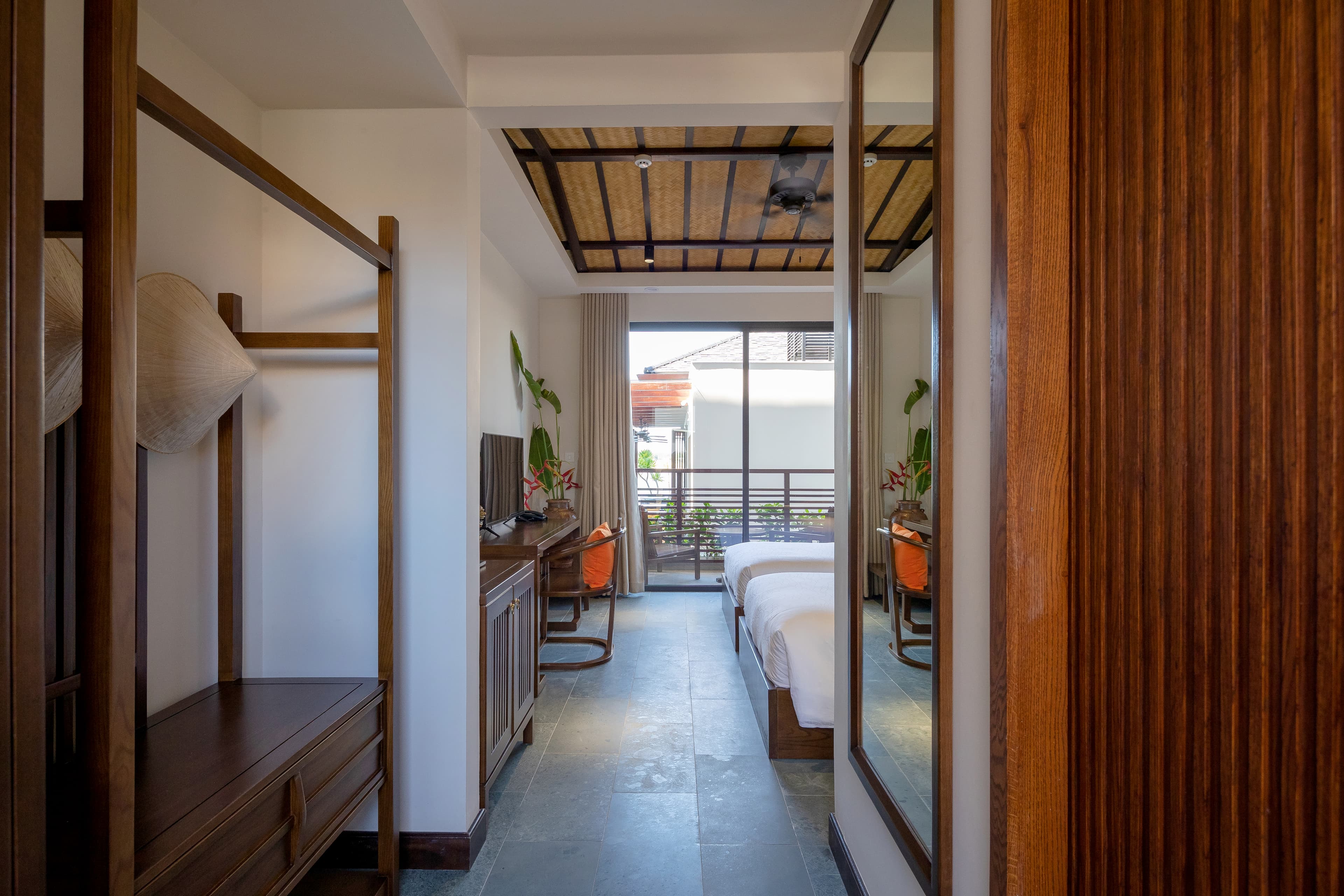 The Ying and Yang Twin Room - Deluxe Twin Bedroom — photo 5