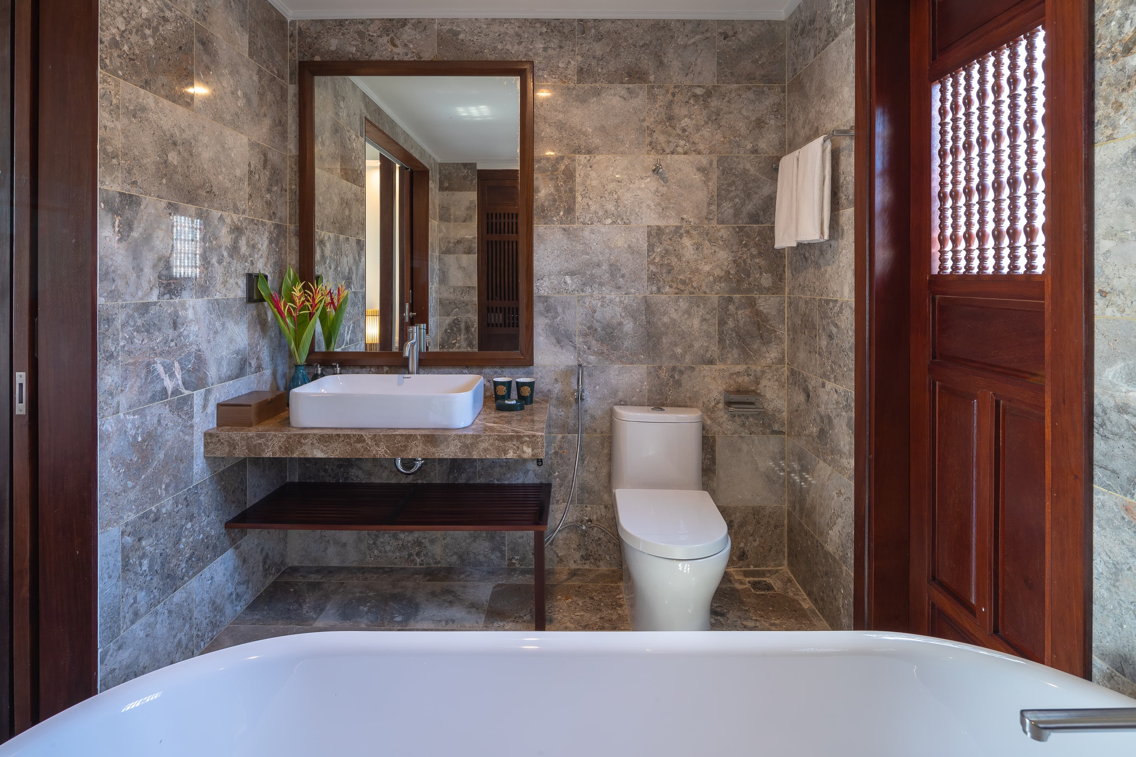 The Elemental Suite — Junior Suite with Indoor Bathtub & Outdoor Shower — photo 4