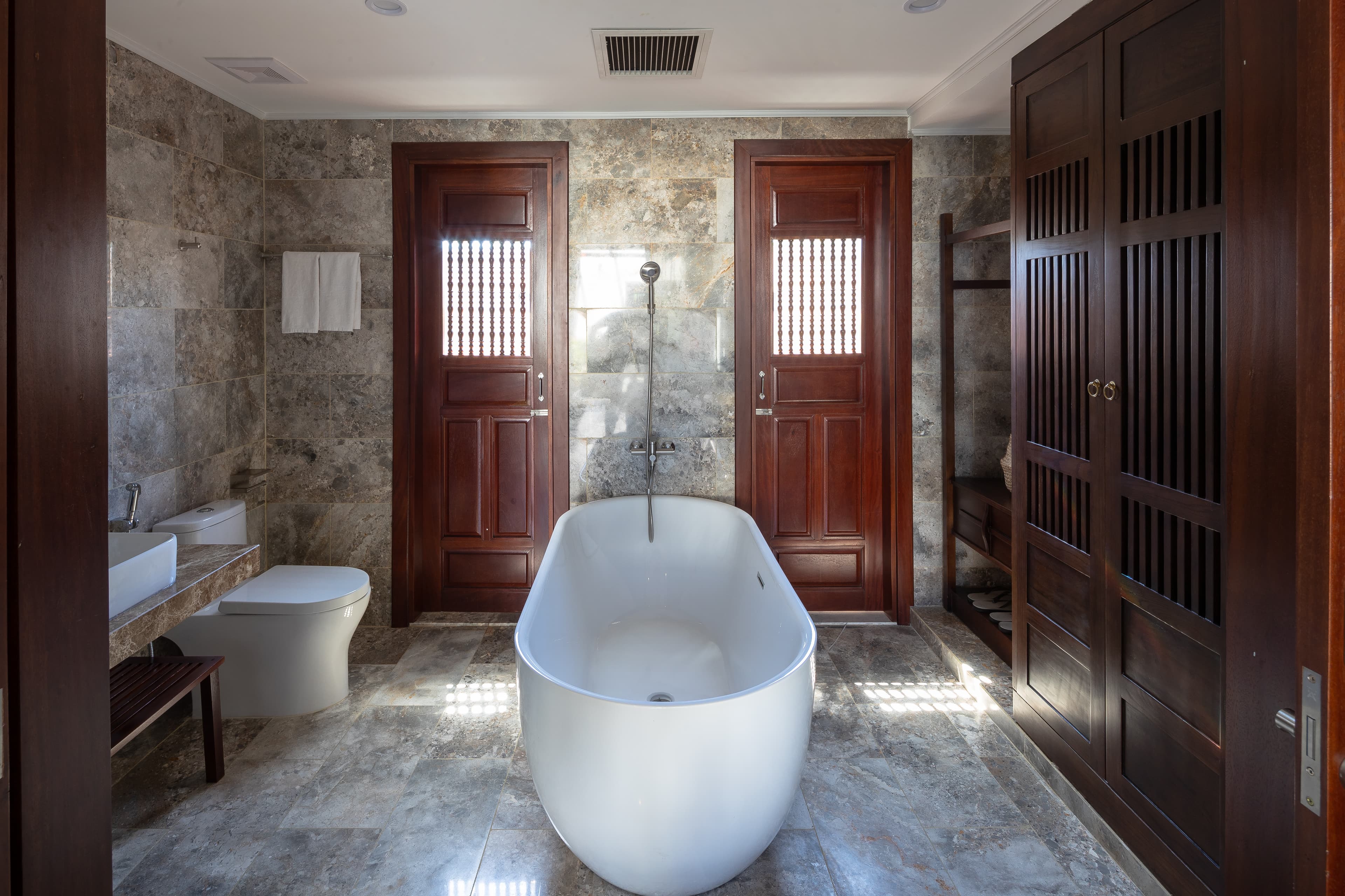 The Elemental Suite — Junior Suite with Indoor Bathtub & Outdoor Shower — photo 5