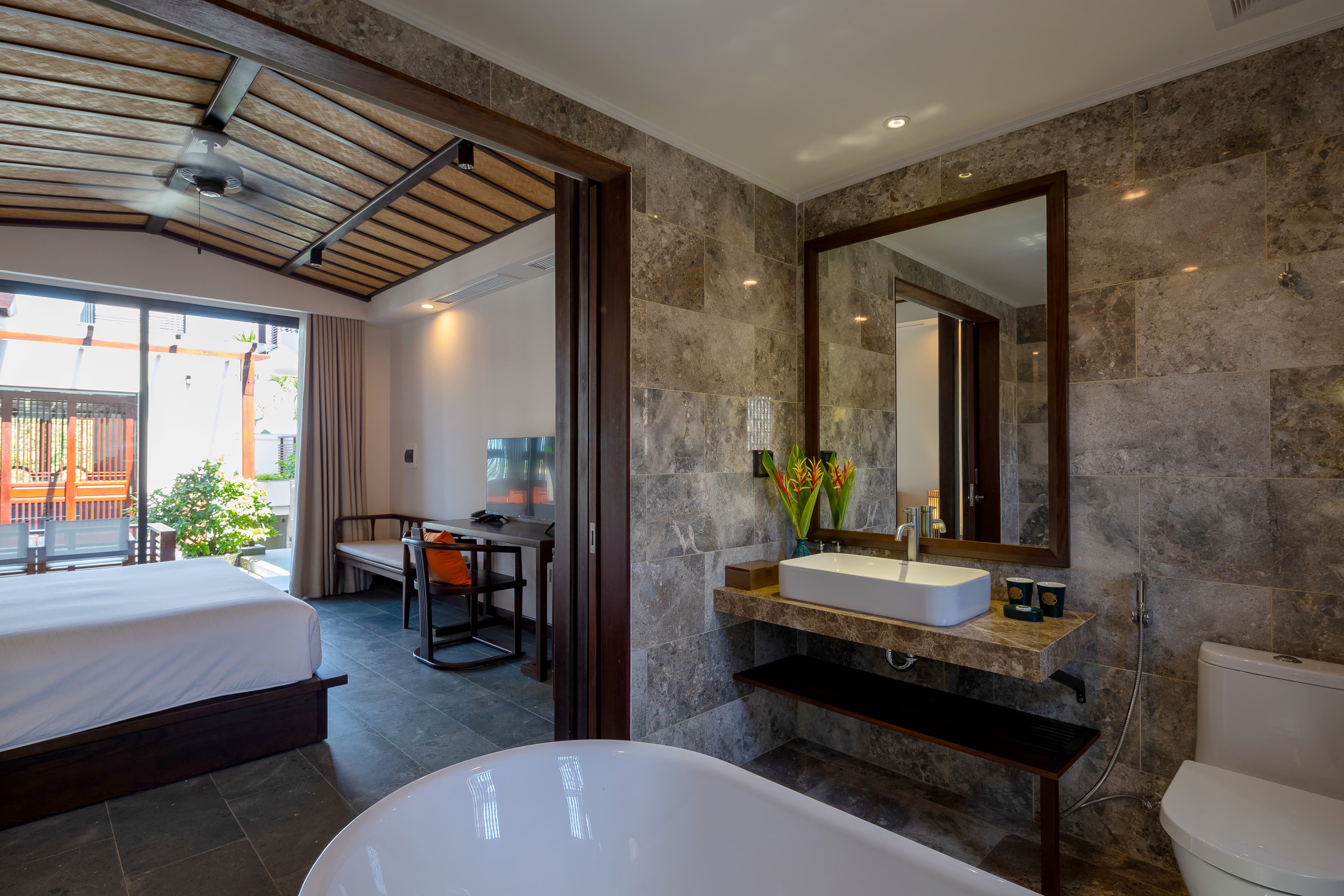 The Elemental Suite — Junior Suite with Indoor Bathtub & Outdoor Shower — photo 8