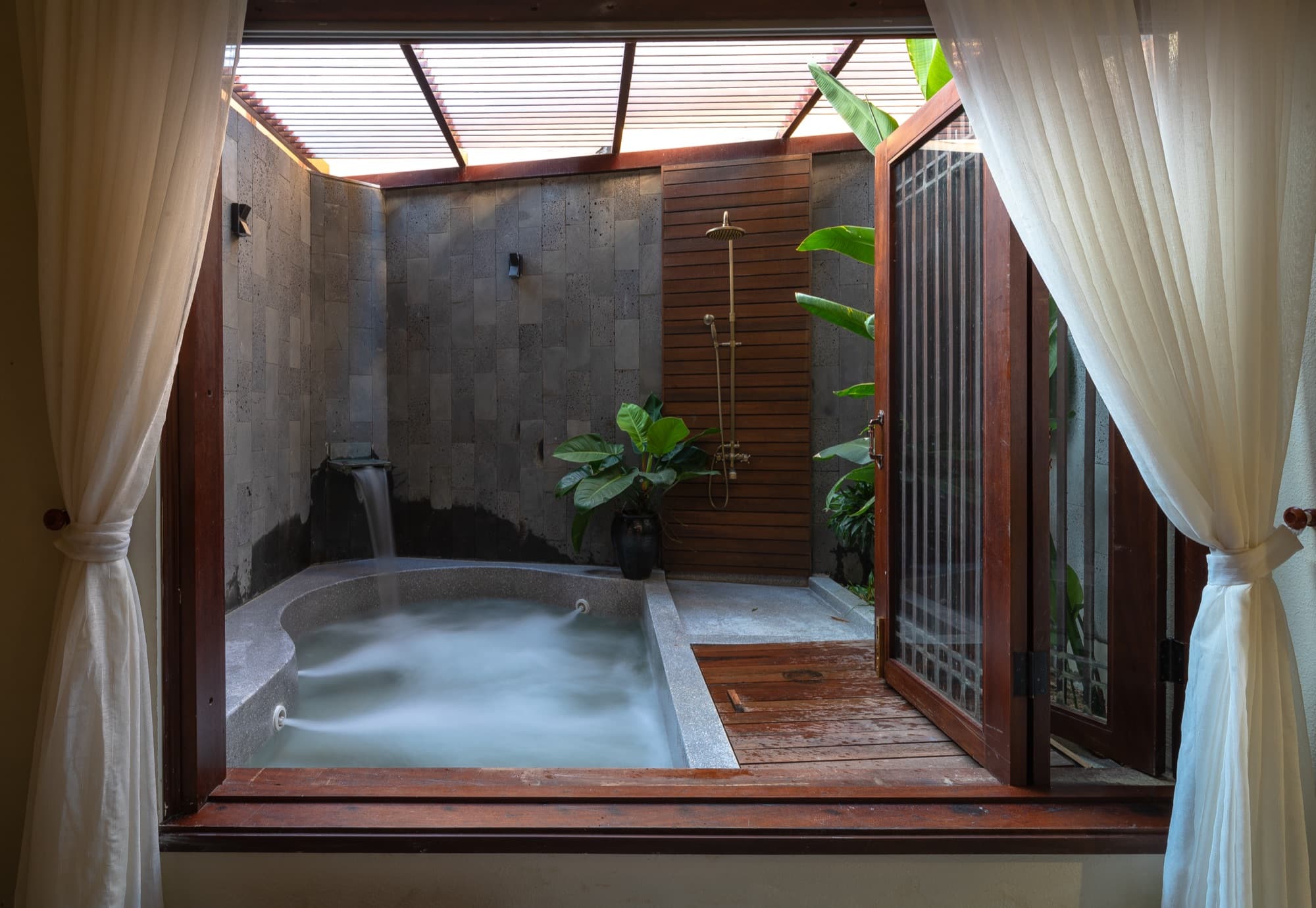 Private semi-outdoor jacuzzi at Nghê Prana spa, Hội An