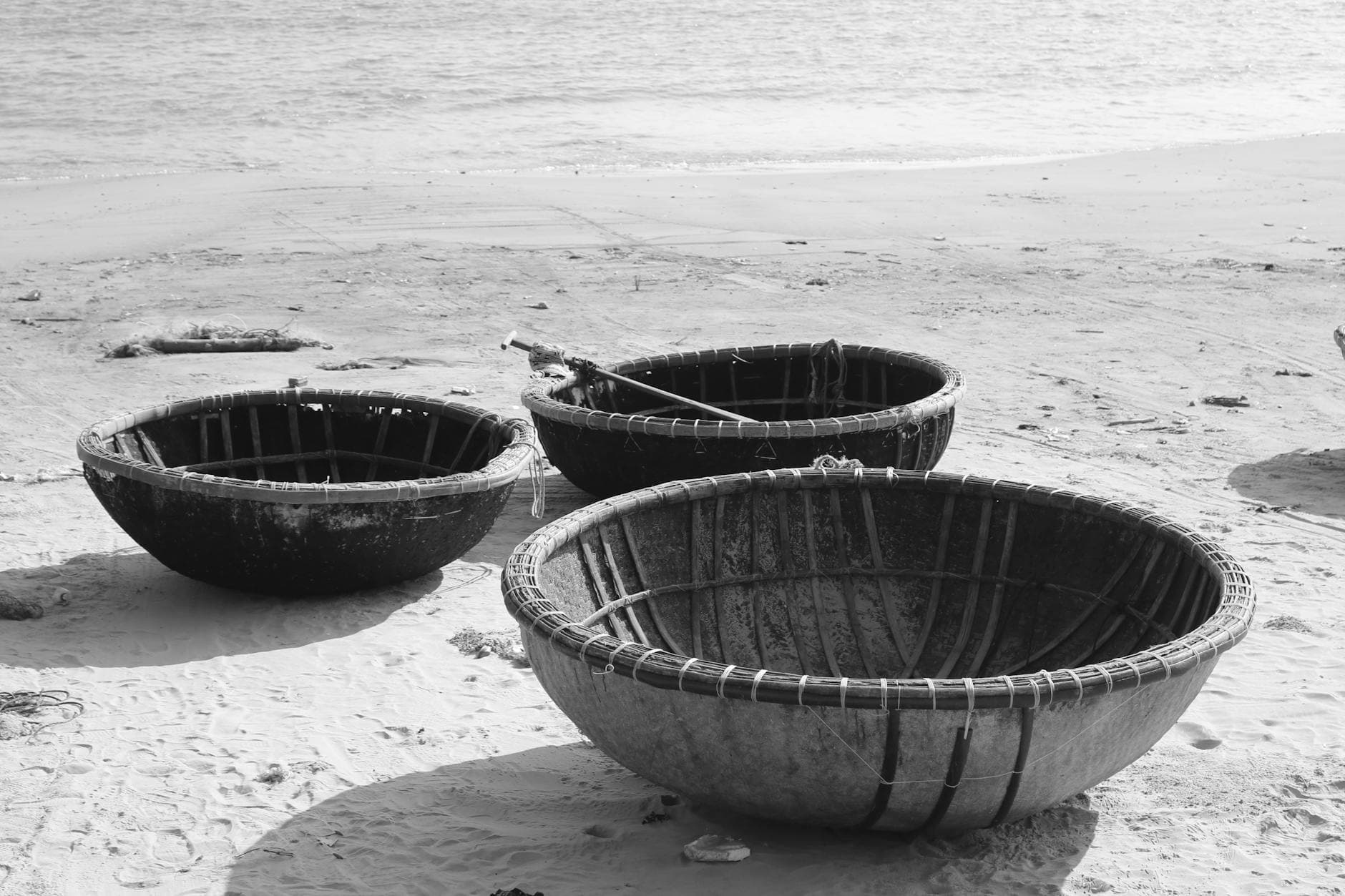 Một chiếc thúng chai ở Cẩm Thanh với chiếc xe đạp dựng gần đó — xe đạp nay là phương tiện di chuyển chủ đạo từ Phố Cổ đến vùng đầm dừa nước.