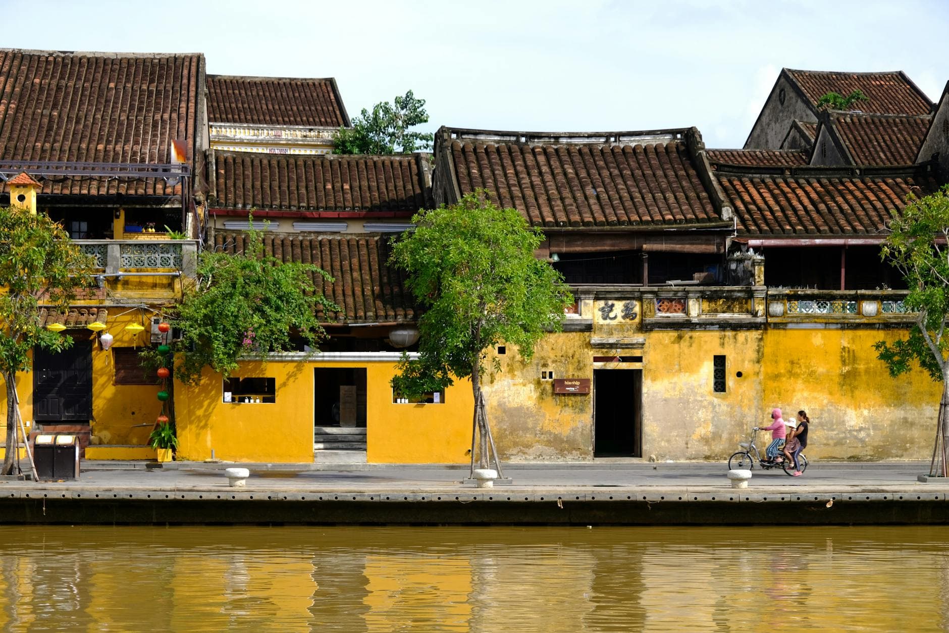 Con đường ven sông yên tĩnh lúc rạng đông gần Thu Bồn — giờ sáng sớm là thời điểm thích hợp cho những vòng dài hơn trước khi cái nóng ập đến.