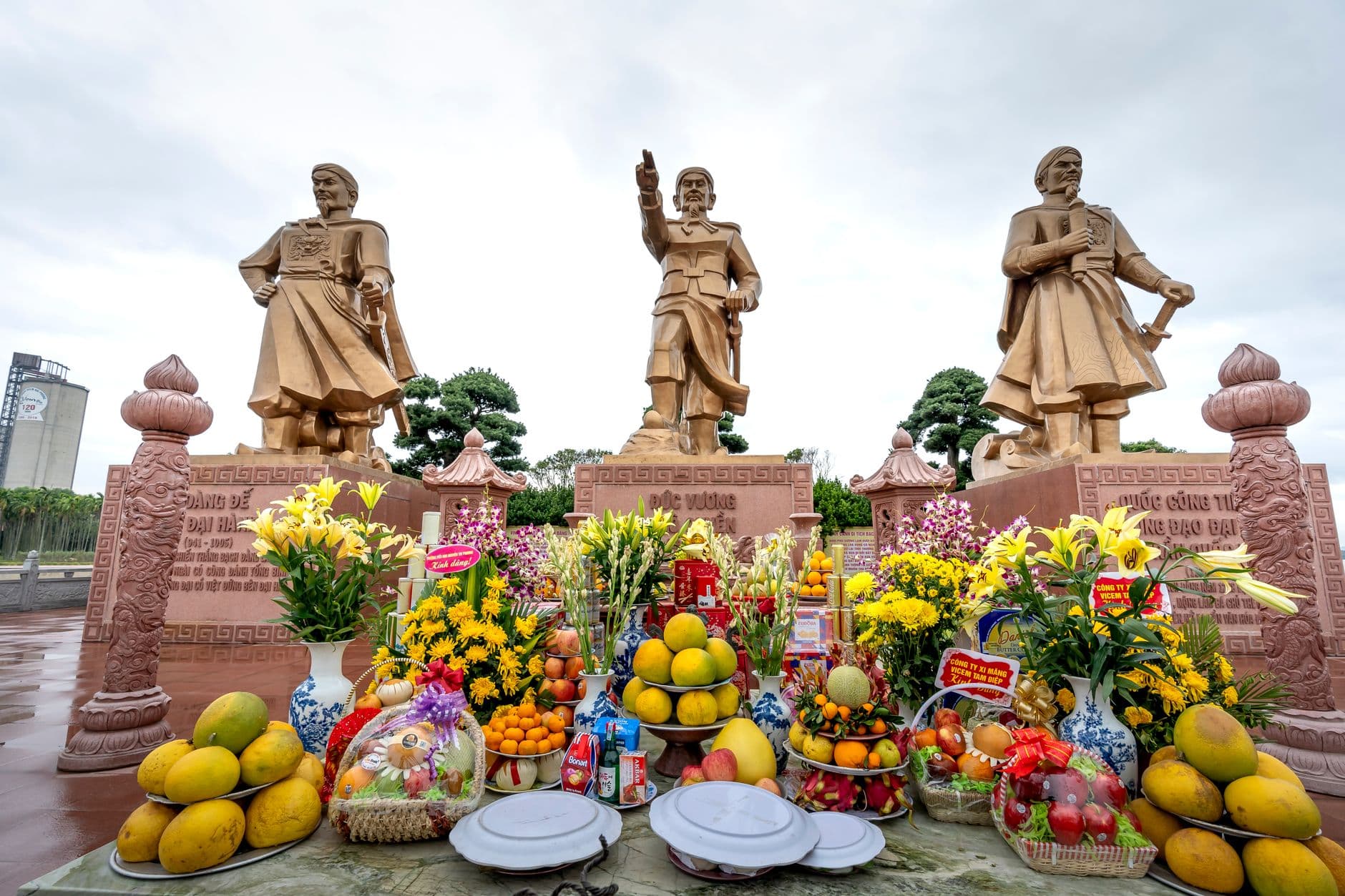 Buddha altar in a Vietnamese Mahayana pagoda set with lotus, candles and fruit offerings — the visible centre of every Phật Đản observance during the 17–31 May 2026 Tuần lễ Phật đản.