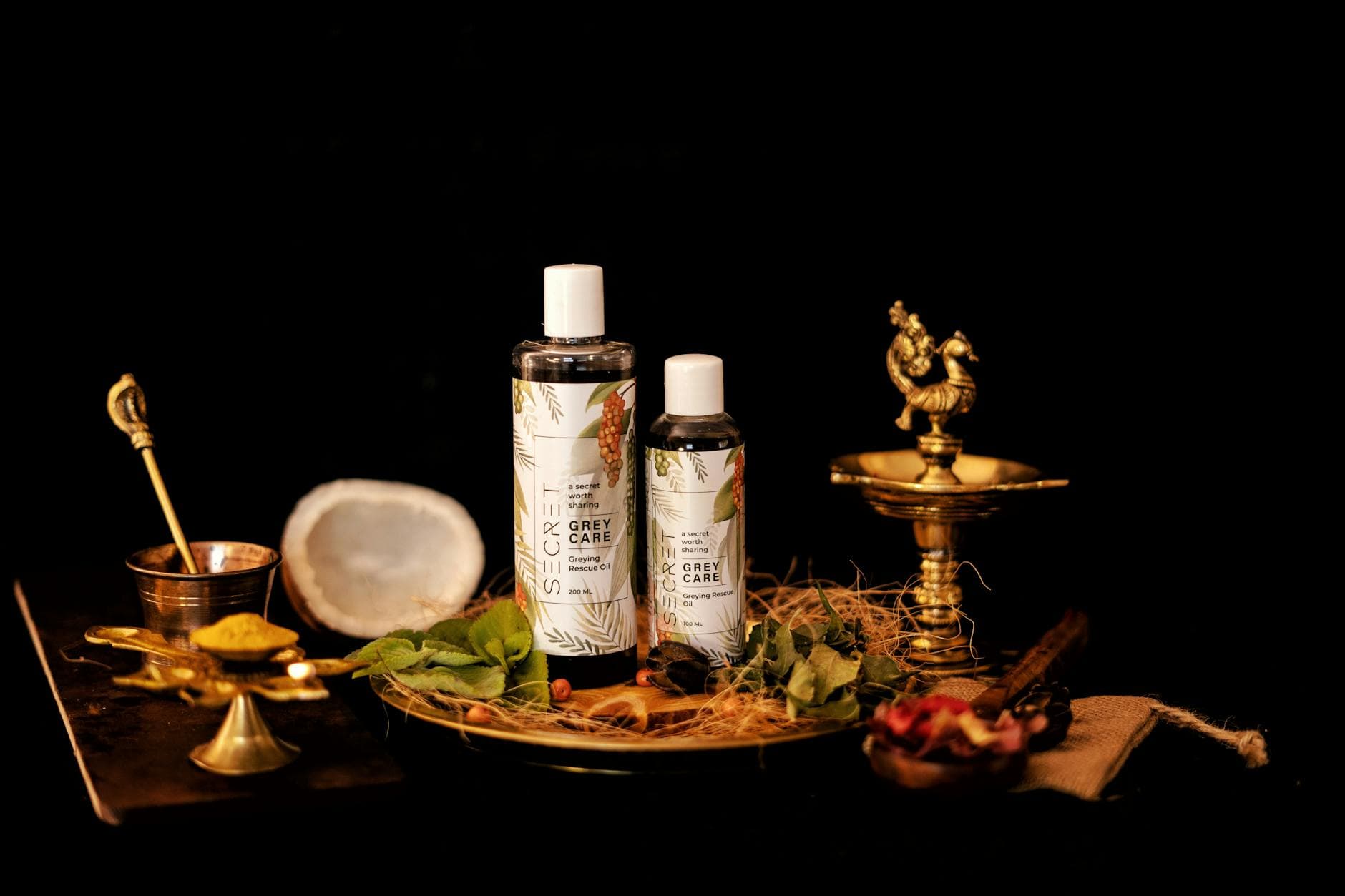 Warm-oil abhyanga massage in the Ayurvedic tradition — shown here as the South Indian point of comparison for the Vietnamese thuốc nam warm-oil bodywork that Nghe Prana actually offers.