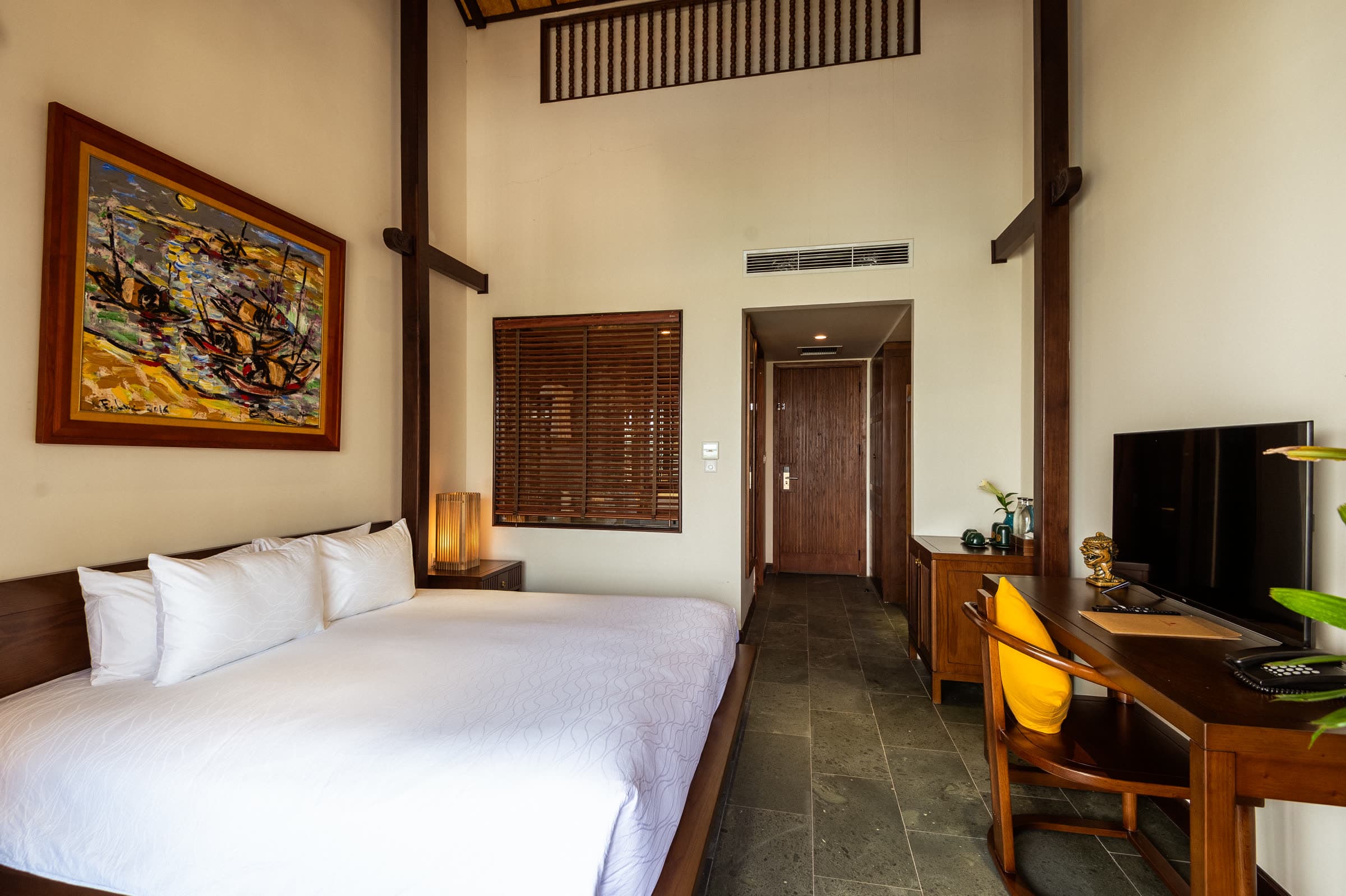 Deluxe Double room showing the bed, desk and television