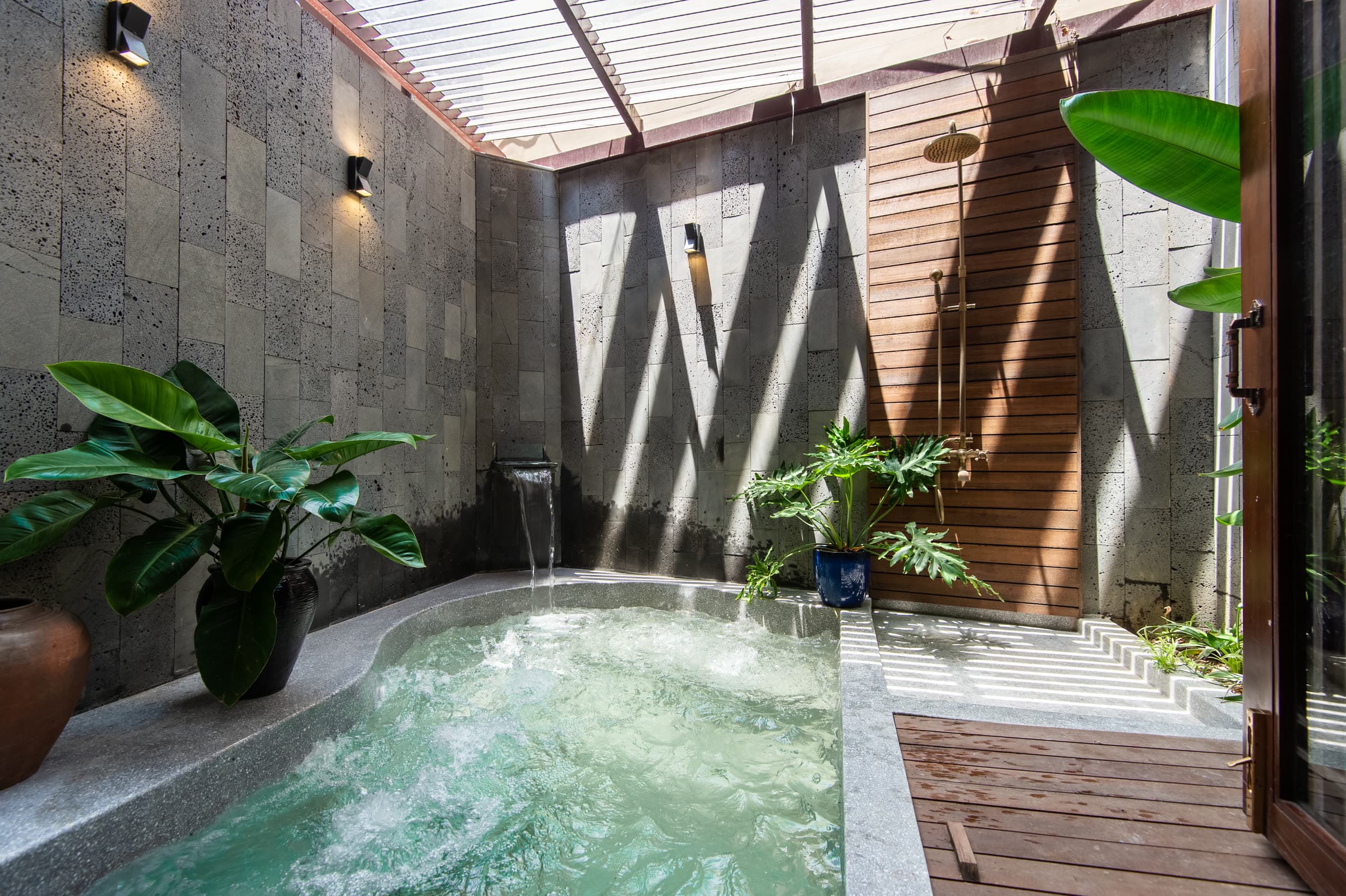 The private stone jacuzzi courtyard attached to the couples suite at Nghê Prana spa